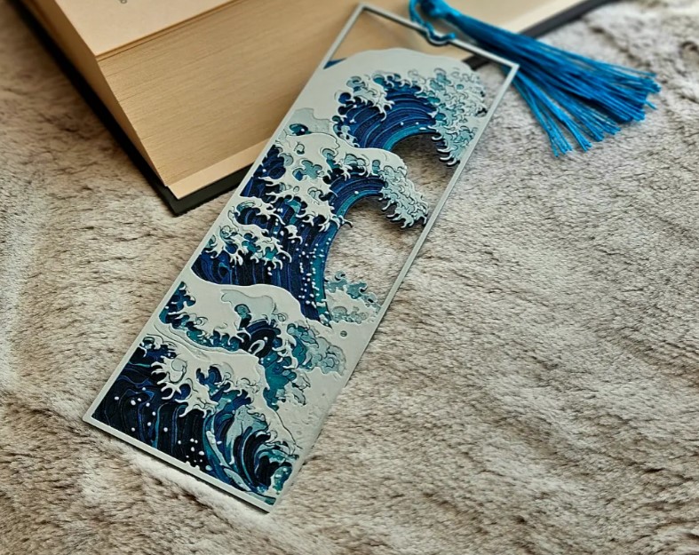 OceanWave Kitap Ayracı, dalgaların sanata dönüşen gücünü yansıtarak sayfalarınıza sanatsal bir dokunuş katıyor.